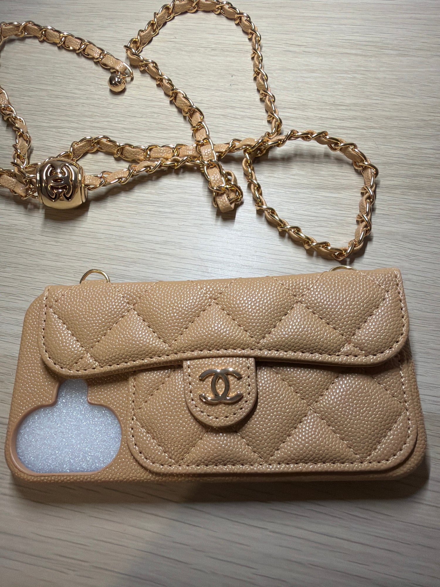 Coque CC camel iPhone 16