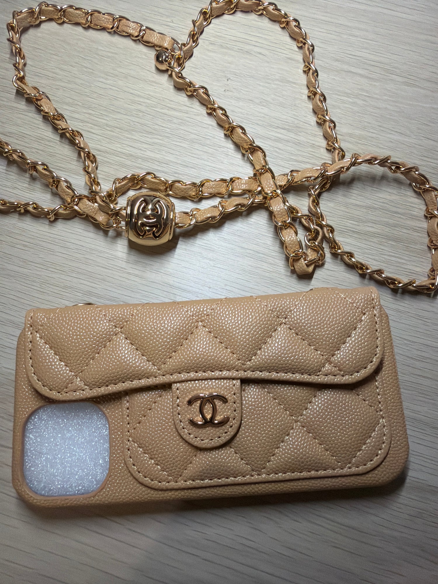 Coque CC camel iPhone 15